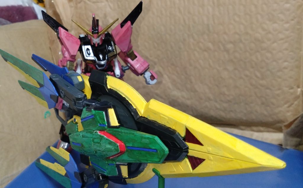 凄まじいパワーで敵を叩き斬る大型実体剣形態。『ソードフォーム』大型実体剣による形態。こちらは味方機の武器として使用しなければなりませんが、MAフォーム状態で敵に突っ込む際にこの形態に変形すれば特攻兵器へと早変わり。頑丈なミサイルとなり、シールド並みに防御が高いのでパイロットの生存率は非常に高い。そんな大型剣の形態ですが、あまりの大型の武器の為、持てるMSは腕のフレームが強化されている機体に限られてしまいます。クロストラベラーの機体ではリベロ、スペランツァジャスティス、そして…現在製作中のザク用となってしまいます。ちなみに、ザクに関しては完成までのお楽しみになります。