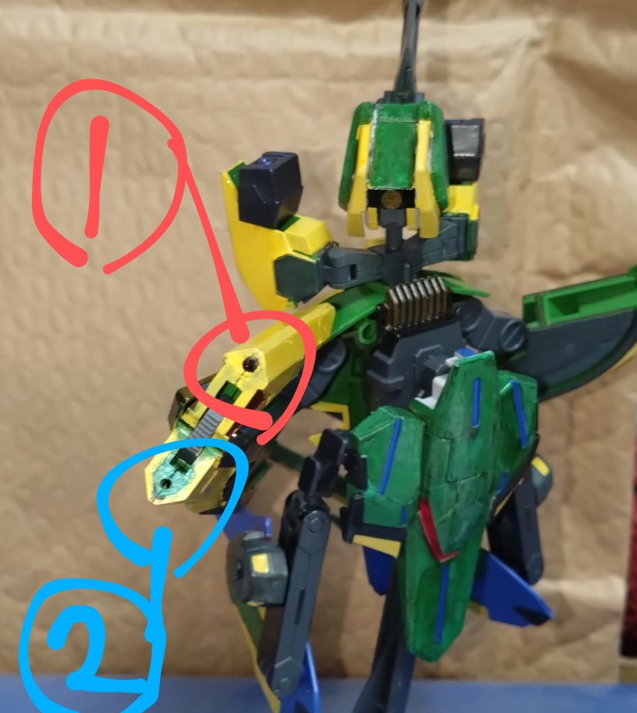 その他の武器。（1）グレネードランチャー×2:ソードの剣先を折り畳むと出現する実弾兵装。（2）ビームバルカン×2:グレネードランチャーと同様で、剣先を折り畳むと使用できる低火力の武装。連射性には優れている。