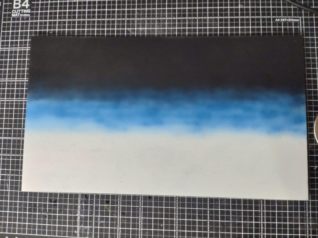 夜明けの空は、1mmプラ板に塗装を施しました。ブラック、ブルー、ホワイトを空っぽく塗ってみました。