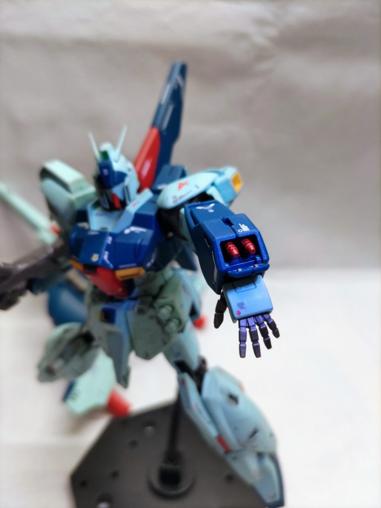 腕部グレネードもちゃんと塗りました。差し替え無しで展開できるの素晴らしい。