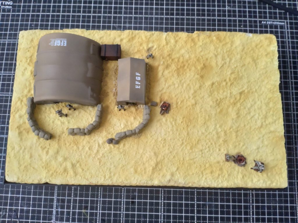 発泡スチロールで作成した砂漠に、トミーテックさんの「野営セットA」を駐屯地のキャンプとして製作しております。配置した連邦兵は、「ザク地上戦セット」に付属の兵士を切ったり、貼ったり、塗ったりしてます。