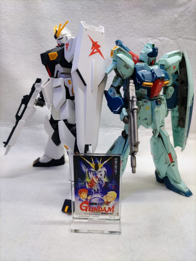 おまけでνガンダムさんと。こんなに背が違うんですね。