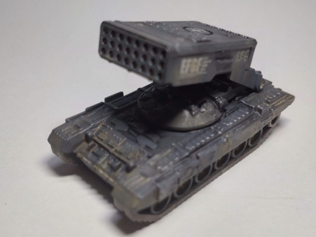 川口名人の「砂漠の駐屯地」にも配備されていたロケットランチャー車ですが、もちろん名人の様にスクラッチする腕は無く、中国製の安いランチャー車を塗装、ウェザリングしてます。