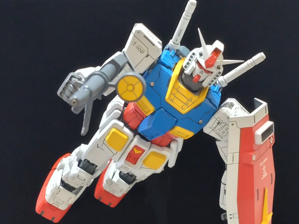 こちらは、私の棚に発売された2007年から飾ってる「一年戦争」のゲーム版のMGです。スミ入れ、デカール、メタリックパーツ等、当初の流行りを詰め込んでおります。ガンプラ休止中はこちらと、私の作品のガルマのガウで登場したシャアザク位しか所有しておりませんでした。今は、積みプラだけでも大変な事に…。https://gumpla.jp/old/1258141写真撮影は、ほぼ全ての関節が保持出来ず、かなり苦労しました。家族は、「また、父ちゃん何かしてる?」と思いつつ、そっとしておいてくれました。