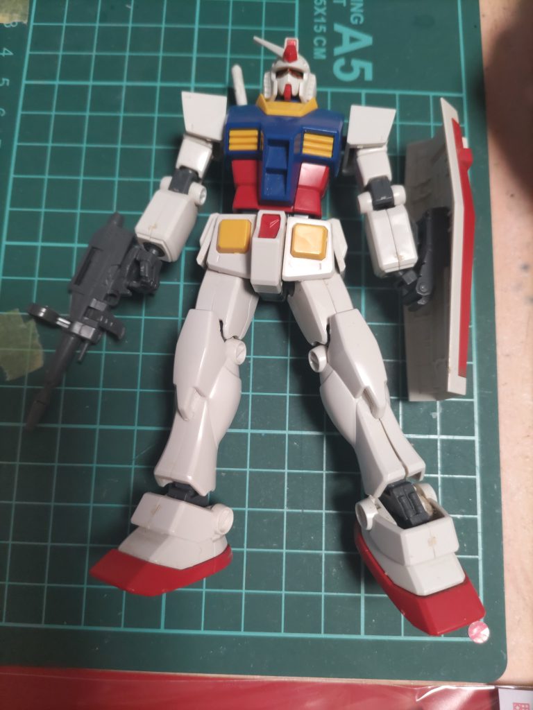 素体のHGUC021ガンダム。当時このキットには感動したものですが、今見ると合わせ目だらけだし可動も悪いしガンプラの進化を感じました。プロポーション自体は変なアレンジ少なくて良いですけどね。