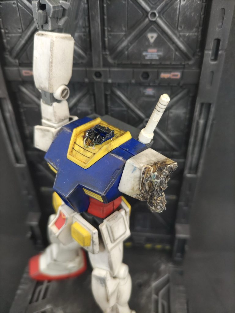 首と左腕ははんだごてで溶かしてグレー、シルバー、ブラウン、ススなど色々適当に乗せていったらいい感じになりました。肩の合わせ目は買ったばかりのBMCダンモで調子に乗って削り過ぎました。