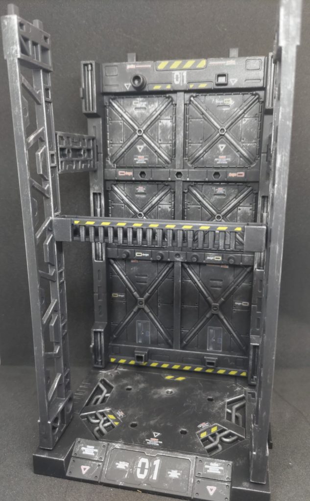 背景に使っているのは100均のディスプレイベース。別売りのデカールを貼って強めのドライブラシで雰囲気を出しました。