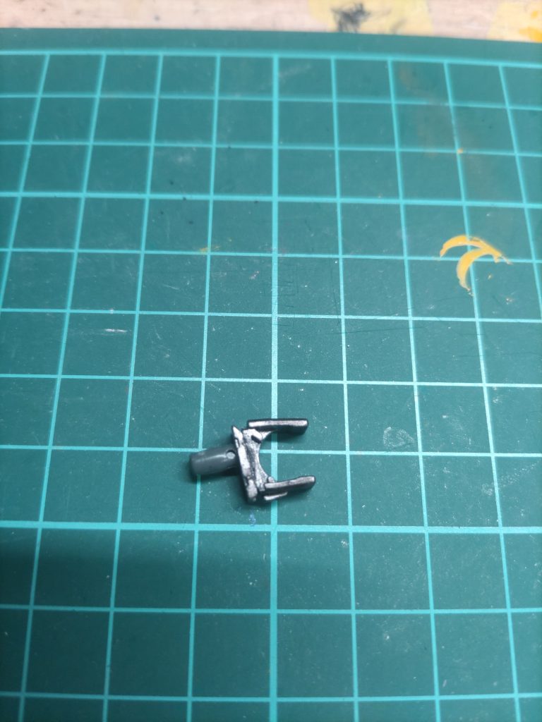 バズーカラックも適当な余剰パーツを2つくっつけて作成。軸が穴に対して少し細かったので100均のマットバーニッシュで太らせました。