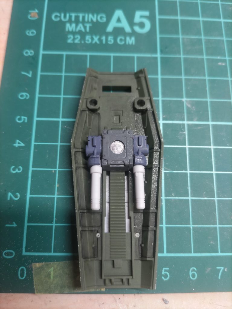 裏に適当な余剰パーツとネオジム磁石でシールド基部を作りました。サーベルラックもそれっぽいフレームかなにかの余剰パーツで作成。