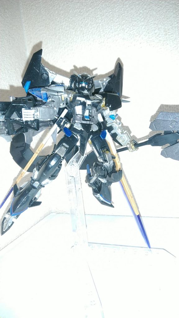 主な武装はロードアストレイの大剣、ブリッツの複合兵装シールド、腰のロングソード2本、バックパックには追加武装は無くそのままですロングソードはフレームアームズから移植してます設定上はスタビライザー的な運用も可能という感じで