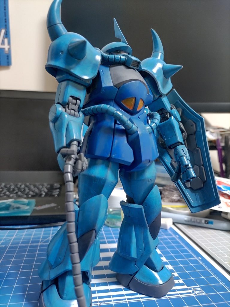 水性筆塗り終了、ダークグレーチッピング前の割と綺麗な段階。ギリギリシールドひっかかってる。上述のとおり、スマホのカメラでISO2000とかなので筆塗りのディテールほぼ見えません。とりあえず今は筆塗りの段階が一番楽しいです。某ックオフのジャンク安ければ買うんだけどなぁ(作るのが面倒くさくなってきている汗)。最後まで見ていただいたみなさん、ありがとうございます。