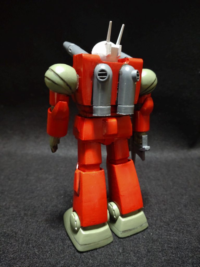 後ろ姿。バックパックがめり込んでるよ！