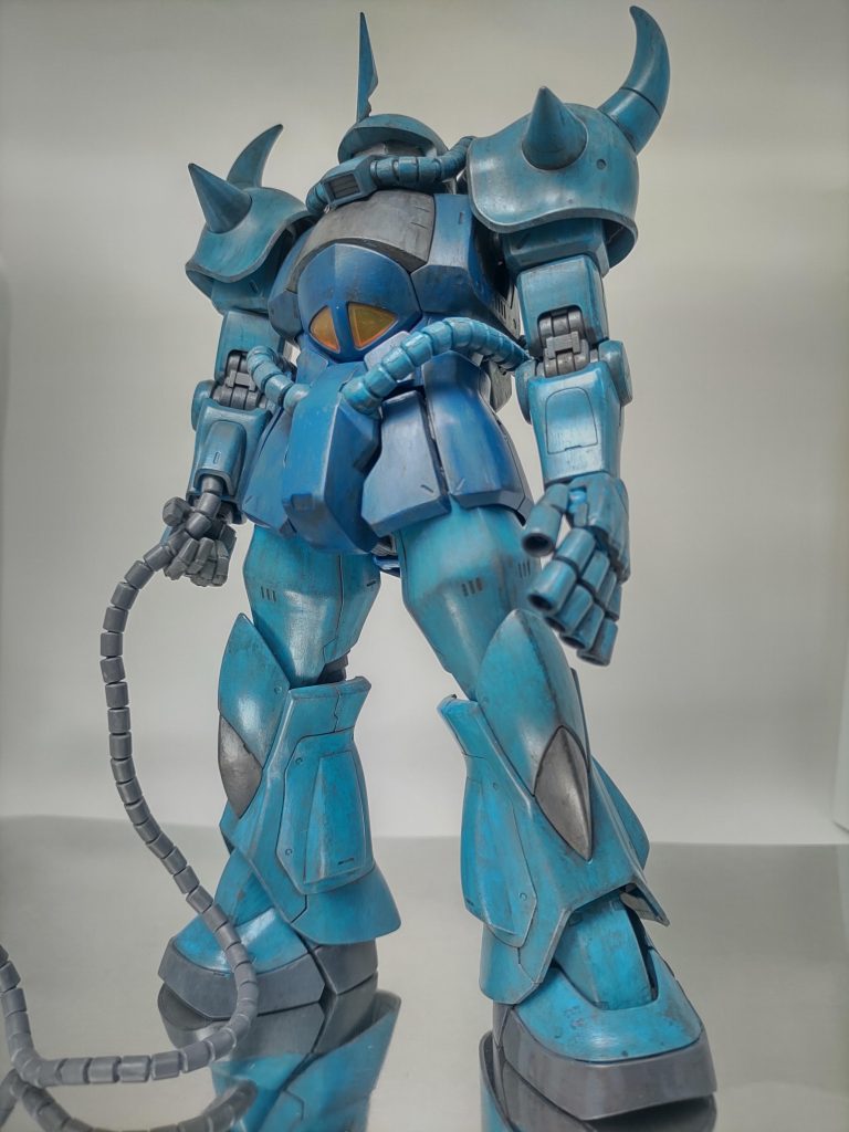 ダークグレーチッピング後、半光沢のトップコート吹いてタミヤ墨入れのダークブラウンでウォッシングという工程ですが、トップコートが薄いのか、ダークグレーを拭きとってしまうというか流れてしまうというか、とにかく気がついたらなかったことになっているか、繋がって粒々なくっています。次回厚めにトップコート吹いてみます。インディブルー部分チッピングほとんど残っていない...