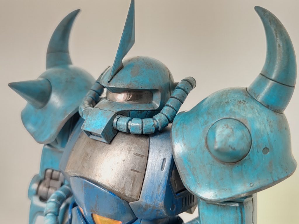 メカサフヘビィを筆塗り後、水性ホビーカラーメインで筆塗りです。水色: ミディアムブルー → スカイブルー濃い青: インディブルー胸膝靴: ジャーマングレー(タミヤアクリル)ランドセル: ジャーマングレー/グラウ(水性ホビーカラー)関節等のグレー: メカサフヘビィのまま水色のところは一部に更にライトブルーで退色表現ぽく入れてみました。全体的にやるの怖くなって自粛。頭、スパイクアーマー、膝の丸いところのみ。インディブルーや暗い色は下地色に何塗っていいかわからず一色。ジャーマングレーはタミヤと水性ホビーカラーでだいぶ色が違うのを発見(追記)この写真を誰も見てないツイッター(X)に上げたら、清水圭さんから「凄く良い質感ですねー!!」と引用リポストされたので、来週一週間は頑張れます。