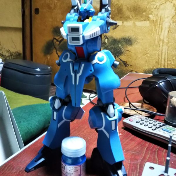 頭のシール貼り付け箇所をガンダムマーカーで塗装頭の一部分メタブルーで塗っちまったけどええか