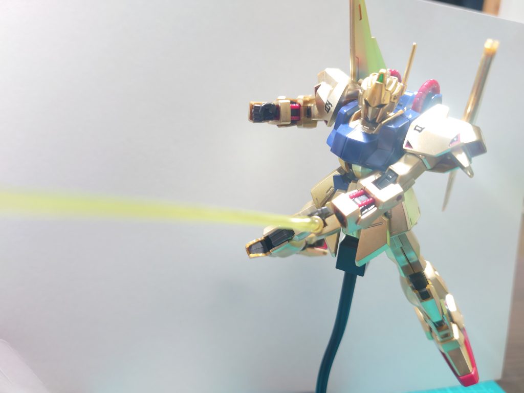 機体の金色は、ガンダムマーカーホワイトゴールド。それ以外はシールで。ガンダムマーカーエアブラシシステムで塗装しました。