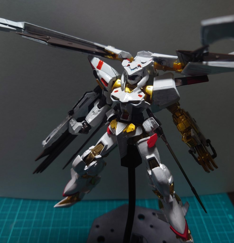 ・白...ホビーカラーつや消しホワイト・金...ガンダムマーカーイエローゴールド・赤...ガンダムマーカーSEEDレッド・額の青...ガンダムマーカーメタブルーゴールドはガンダムマーカーエアブラシで塗装塗装完了後、つや消しトップコートしてます