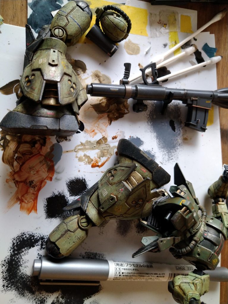 今回は「ケープ入浴」させずに金ブラシで塗装剥がしに挑戦しましたが…塗装が厚すぎて、上手く剥がれません…（ケープたくさん使ったのに…）金ブラシで一生懸命擦ると、折角のスポンジポンポン凹凸が消えてしまいます…結局、アートナイフでちまちま表層を削り下地を出し、稀釈したエナメル塗料を塗り拭き上げといういつもと同じ作業に…（ 遅滞地獄）