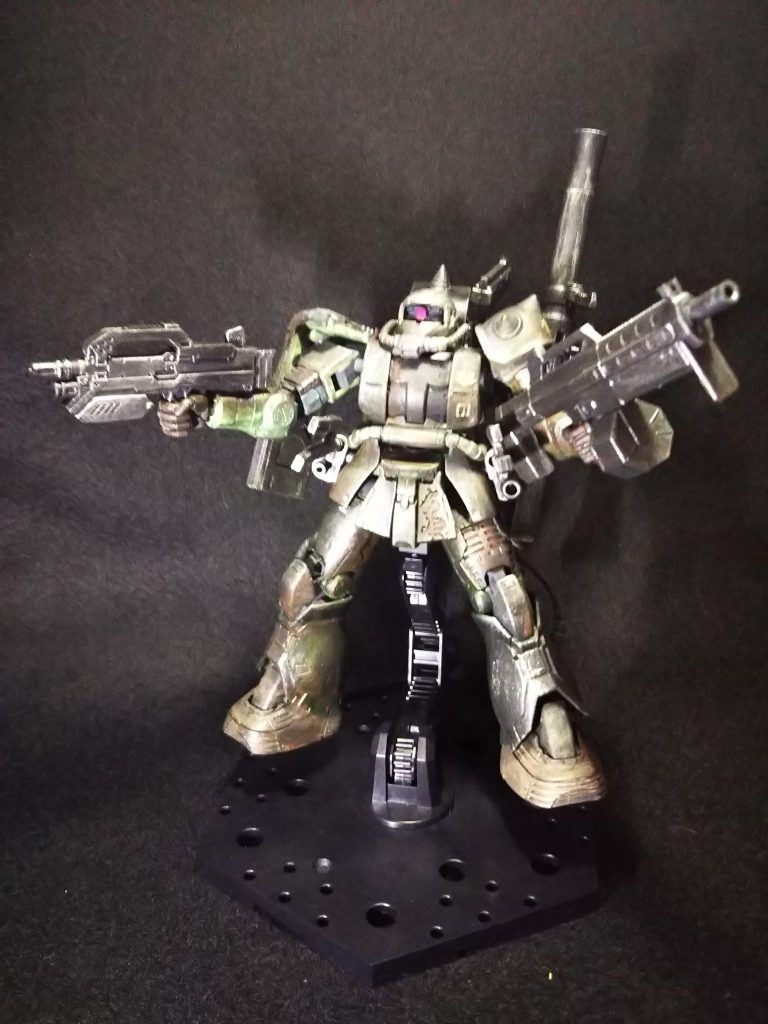 腰に携えたマシンガン二丁