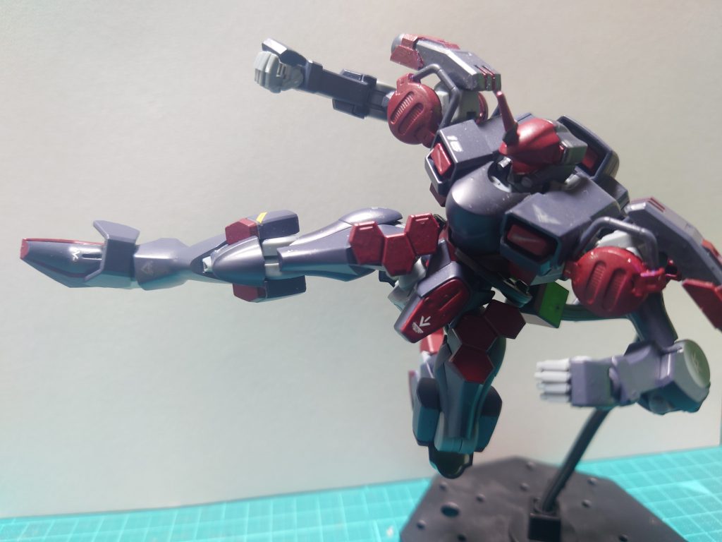 機動力の高さや換装ができるとのことだったのでそれを活かしてより高速に、撃たれても大丈夫なように装甲とブースターをつけました。機動力高いなら格闘戦したいのでベクターガンはありません。サーベルで斬りつけたり蹴ったりしましょう。行けます。決闘なら。