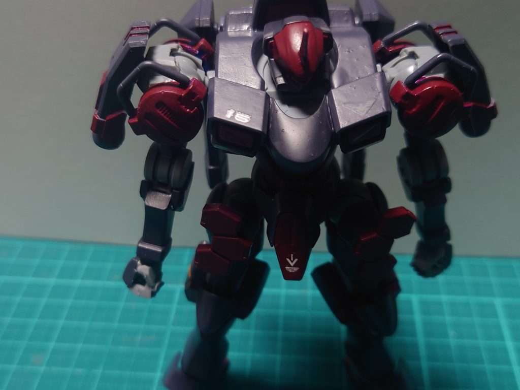 ブースターや追加装甲は30MMからザウォートにあるポイントにちゃんとつけれるように加工してあります。横のブースターを取り付けるためにザウォートの形に穴開けて接続できるようにしました。水星の魔女デカールのザウォート用貼ってよりカスタム機っぽさを出そうとしています。色全体...ファラクトグレーセンサー...クリアレッド装甲...マルーン