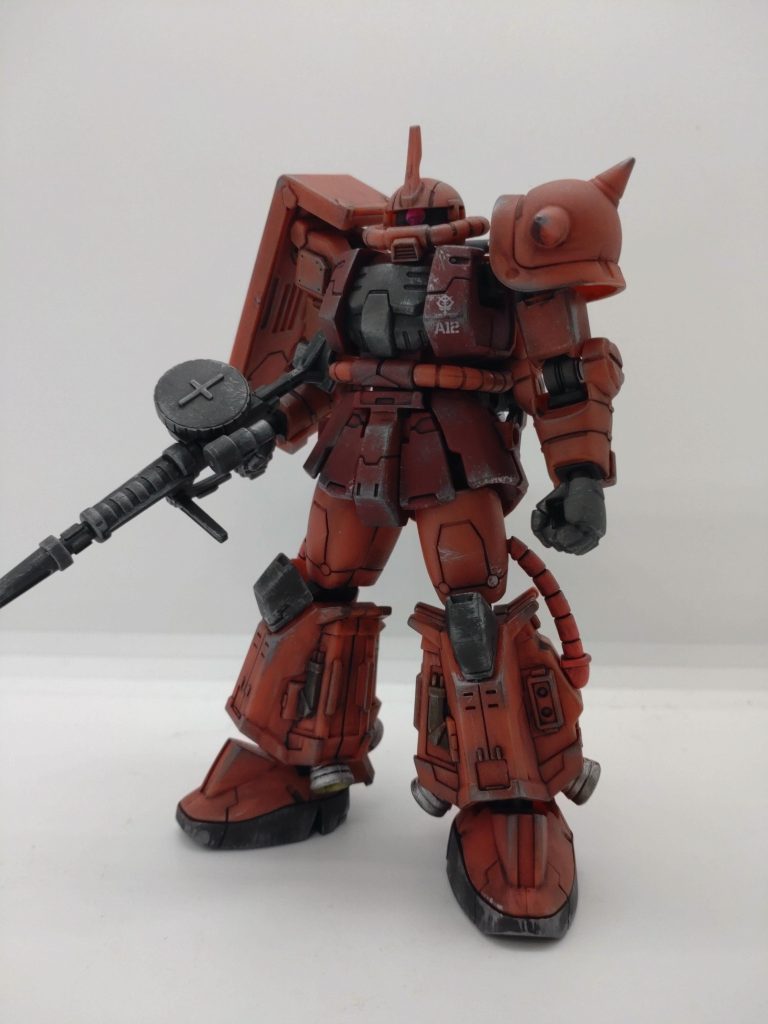 成形色、部分塗装ウェザリングで仕上げました。最近はダメージ加工にもハマっているのですが、やはり「シャア専用ザクが被弾するなどあり得ない」と思い踏みとどまりました。