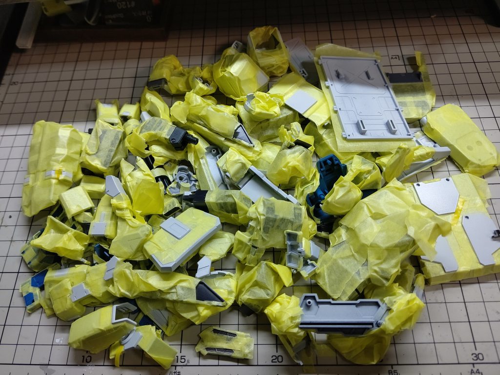 細かい箇所の塗り分けにはマスキングを多用しています。3段階にわけて塗り分けています。80パーツ程やりました。