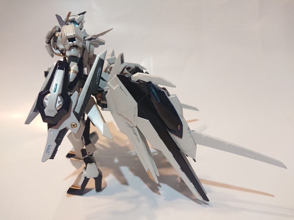 背部には巨大なユニットを装備。