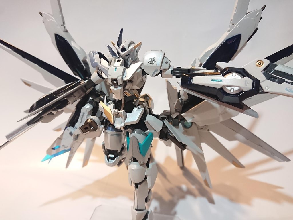 ウイングを展開。といいつつ実はこれはウイングではなく強化型クラビカルアンテナであり、機体の内外を問わずGN粒子の消費や流れを極限まで効率&省力化することを目的としてつくられた超大型GN粒子制御装置という設定です。ただあまりにその制御力が強力なため、周囲のGNドライブ搭載機の粒子の流れにまで干渉、巻き込んでしまうという予期せぬ事態が発生してしまい、使用にはやや難が有る模様。逆にそこを上手く使えば、一瞬ではあるがGNジャマーとして敵機体の動作不良を引き起こすこともできる。