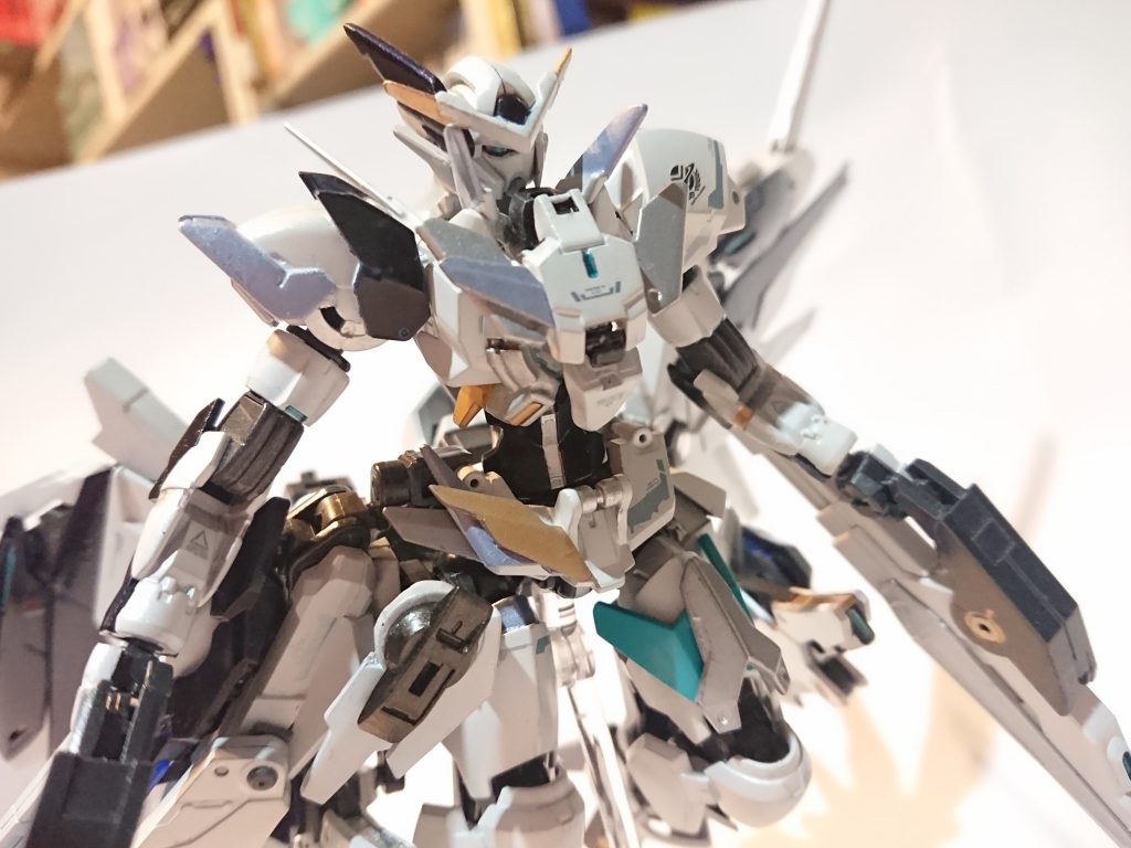 ガンダムアストレアのように多様な兵装を持つ試験的な機体で、ゆくゆくはエクシアへの転用や発展機の作製を前提として考案された、エクシアのいちバリエーション機という設定。ただ最終的に採用されることはなかったため、機体名も天使(アンジュ)という仮の名称しかない。