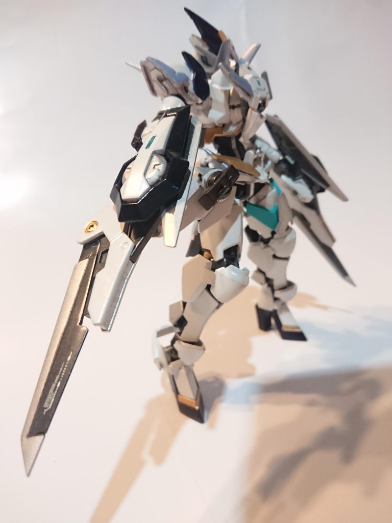 ソードのメイン部分は30MSのアルカ=カルティから拝借。エクシアから流用したパーツはシールド部分しかありません。(ノ∀`)タハー機体上半身はほぼ30MMのスピナティオ(アーミー仕様),下半身はグリムゲルデです。