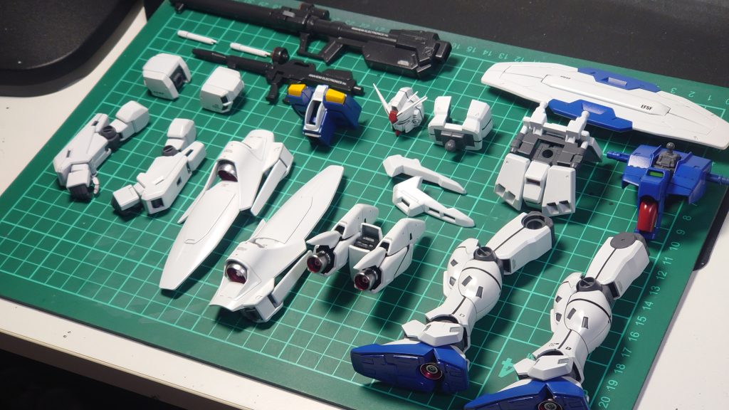 塗装をコツコツやっていたのですが、気温が低いせいか乾燥に時間がかかる感じがしましたあと白塗装やっぱり大変!むずかしい!!塗装中の繊維付着やばかったです!!!!ビームライフルの部品、向き間違えてる!!!!まだまだ精進せねばです