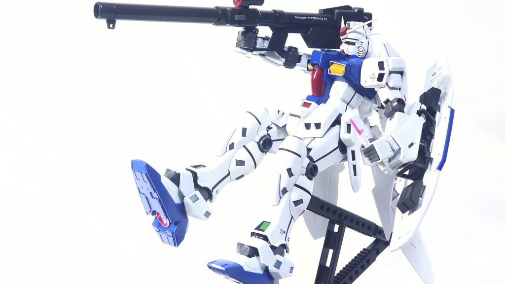 後退しながらバズーカで反撃しているイメージビームサーベルは弱火設定で