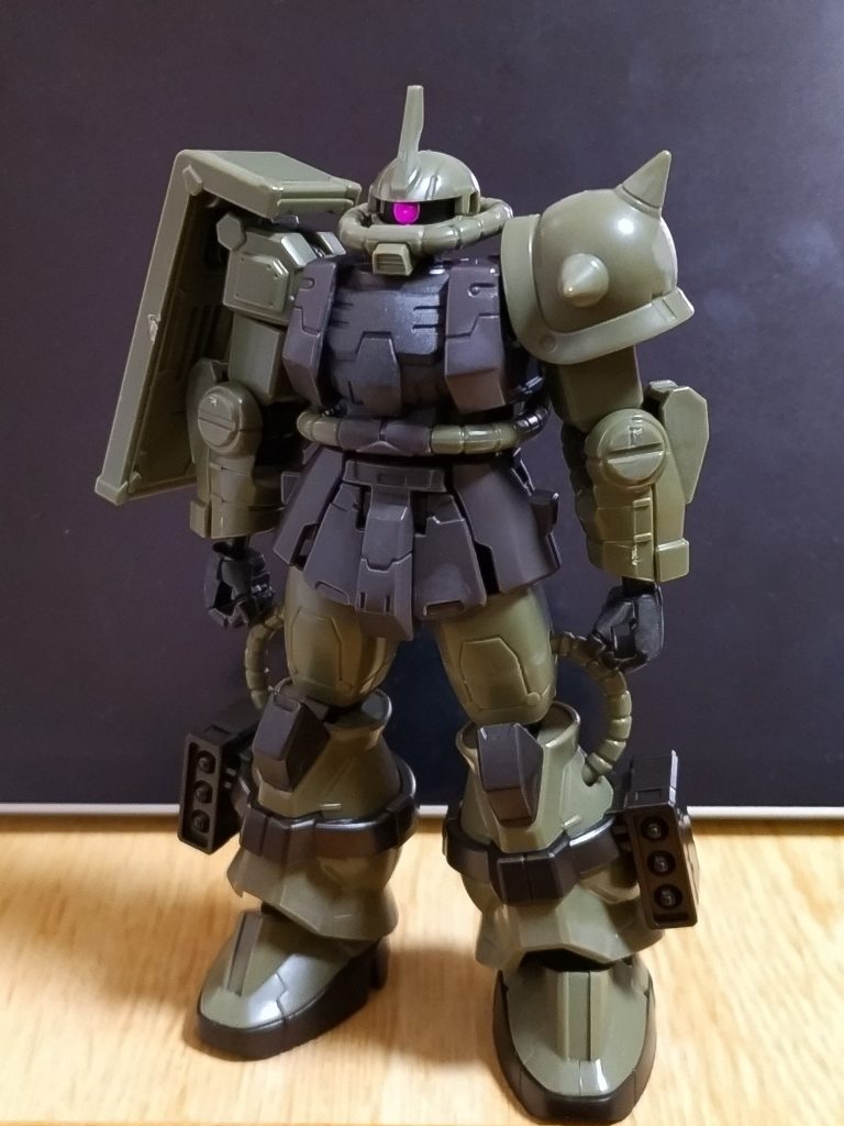 可動フレームと合わせて組んだだけ状態がこちら。渋くてカッコいいカラーリングですが、マーキングはシールドにあるのみで、肘の黒も足りていないようです。そこで足りない色を筆で塗っていくことにしました。