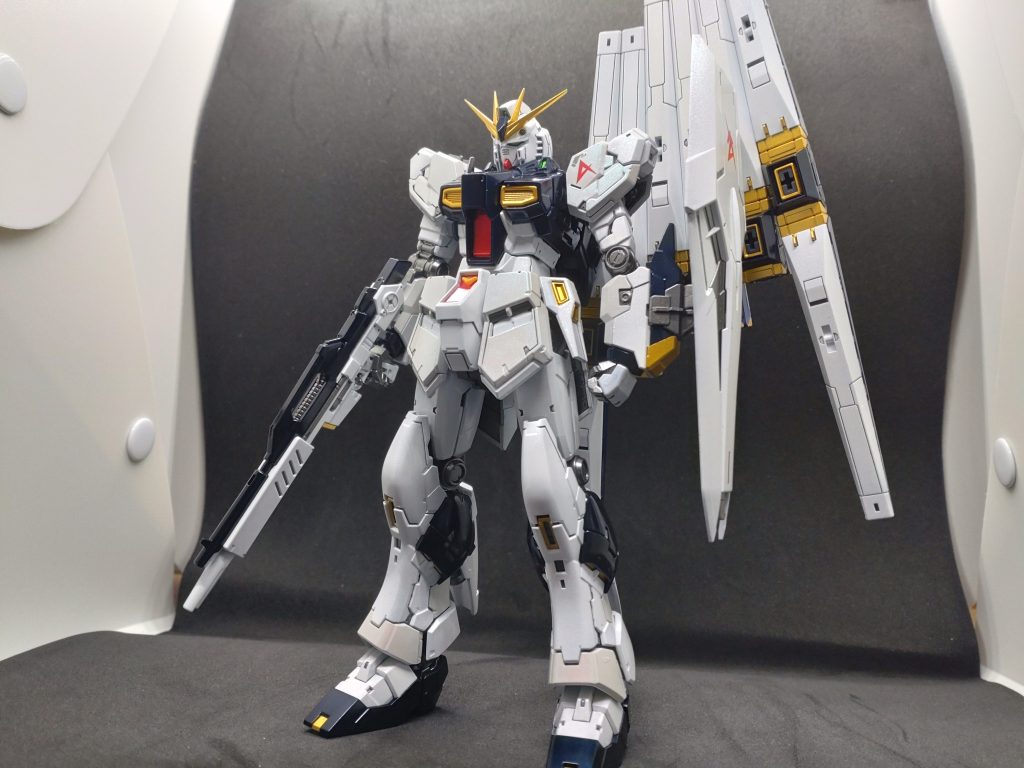 全体像です。わかりにくいですがグレー部分に偏光グリーンを吹きました。これでサイコフレームを表現してみました。