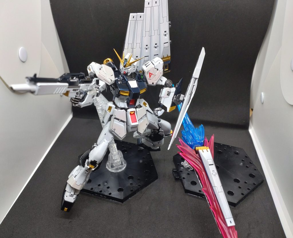 Hi-νガンダム用のファンネルエフェクトを使いました。