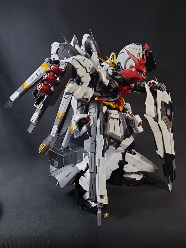 フルハッチオープン風。Hi-νのバックパックがHG1.5体分くらいの重さで、たまに自立困難になるので、今回はクリスタルの支えアリです。