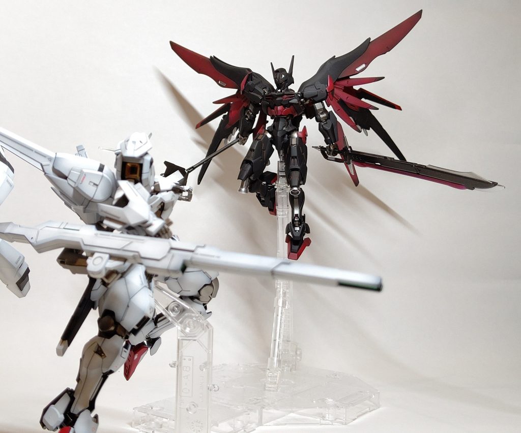 最後に、闇落ちルブリスとキャリバーンの最終決戦！という妄想で2体並べてみました！本編ではエアリアル改修型がラスボスとなりましたが、僕のルブリスも結構ラスボス感出てませんか！？(自画自賛)ほぼ初めてのミキシングで大した改造はしてませんが、改造内容なりもろもろについてはブログの方でも紹介してますので、よければこちらも見てもらえると嬉しいです！https://jinbeblog.com/mix/