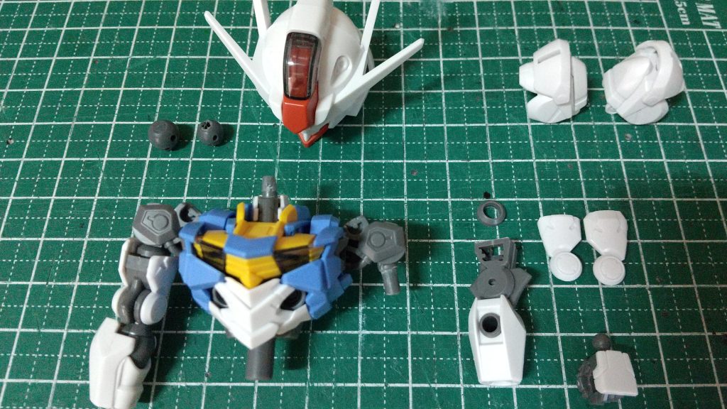 制作中 上半身はこんな感じです  最初 腕を短くするのは怖かったですが上手くできました!  白い二の腕パーツ部は内側を外側より多少短くする事でパーツが触れないように  肩ジョイント部分も少し削り奥までハメれるように  頭部はSDEXの頭部ボールジョイント(PC Dパーツ)を約半分にカットし穴を空け  首ジョイントの丸まってる部分を棒状になるように削る等 細かい調節をしました