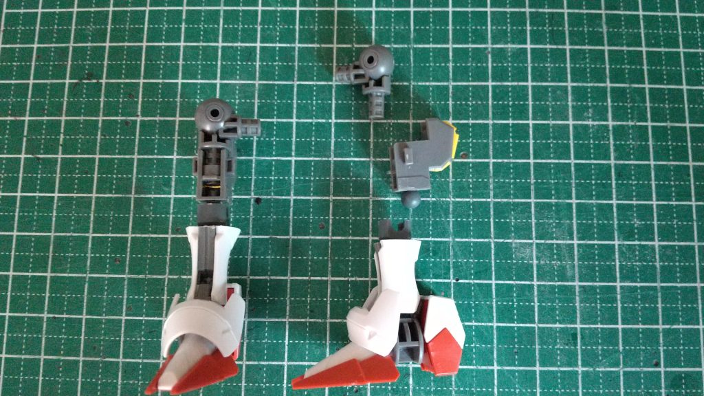 制作中 脚部  太もも・スネのフレームパーツを短縮しボールデンアームアームズ等に付属するボールジョイント凹と凸を使用して接着  その際 スネフレームパーツの後ろ側がスカスカで不安だったのでプラ板で穴を埋めてから接着 安心して動かせるように