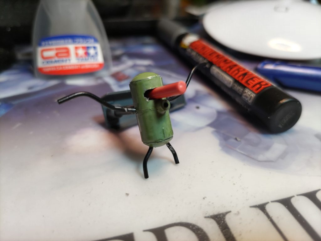 3mmプラ棒で目のパーツを作る最初長めに作って調整するのが楽手足もザクグリーンで塗ったらトップコート