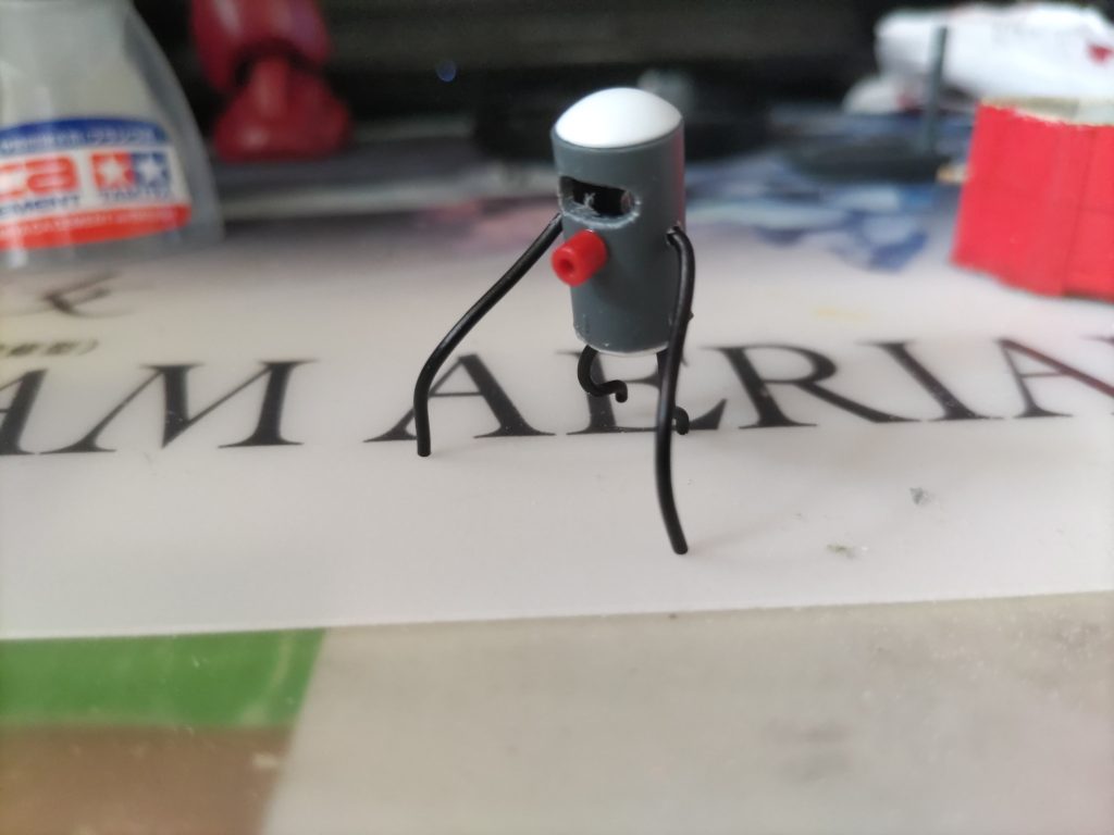 手足の穴を開ける 手足リード線の直径、目は3mm口をつける背中に台座接続用の3mm穴を開ける