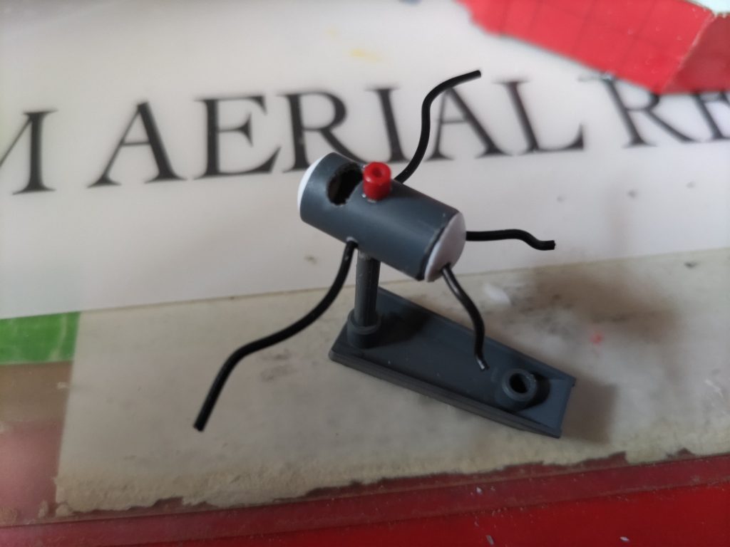 背中の穴に持ち手を付け塗装しやすいように体制を変える