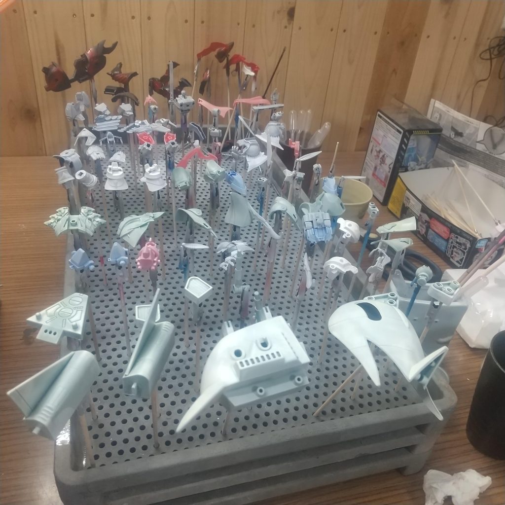 薄っすら白サフふってメタルグリーンをメインに。一緒に塗るとエアブラシの掃除で捨てる分が減るのでSDGs✨