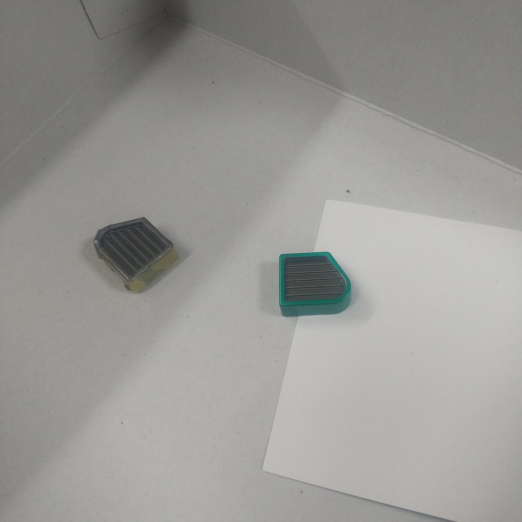 初めてマスキングテープしてみたら、むっちゃ楽で綺麗に出来ました。前まではベース色をエアブラシでふって、後は筆やったけど、マスキングテープを貼れるなら全部エアブラシのほうがええですね(zaku-kao4)テープ貼りの練習しようと思います。