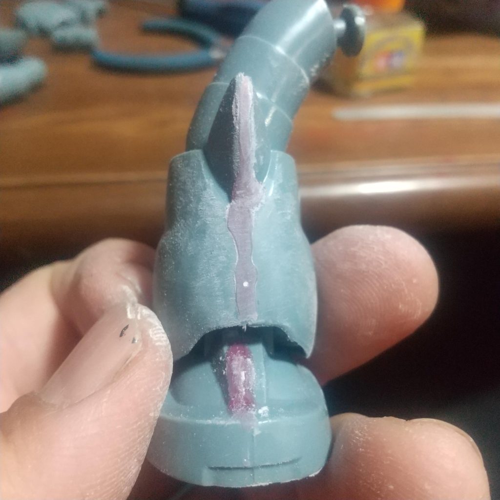 旧キットの合わせ目酷すぎる💦接着剤だけではどうにもならないので、UVレジンで盛ってからヤスリをかけました。レジン盛りは父が代行。ヤスリは息子(7)。