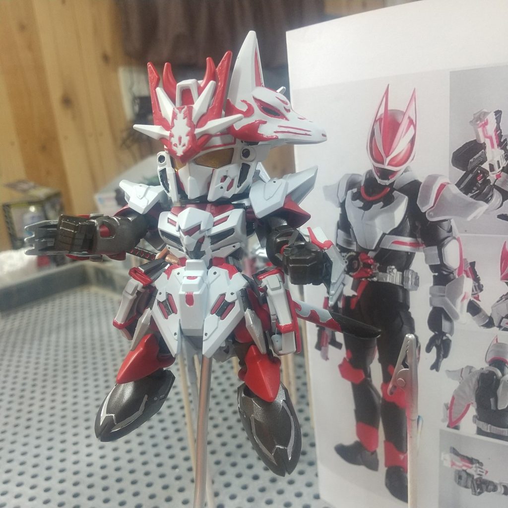 成形色が濃い色だったので白サフふってから塗りました。白サフの上からエアブラシで白を塗ったのですが、どこに塗ってどこに塗ってないのかがなかなか判別できずに苦戦しました。灰色サフの方が良かったのかな???