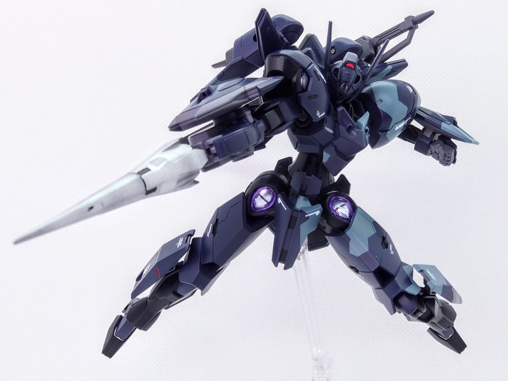 ジャベリンブレイサーランス、ビームガン(ビームサーベル)、ショートナイフの複合兵装でメインウェポンになります。