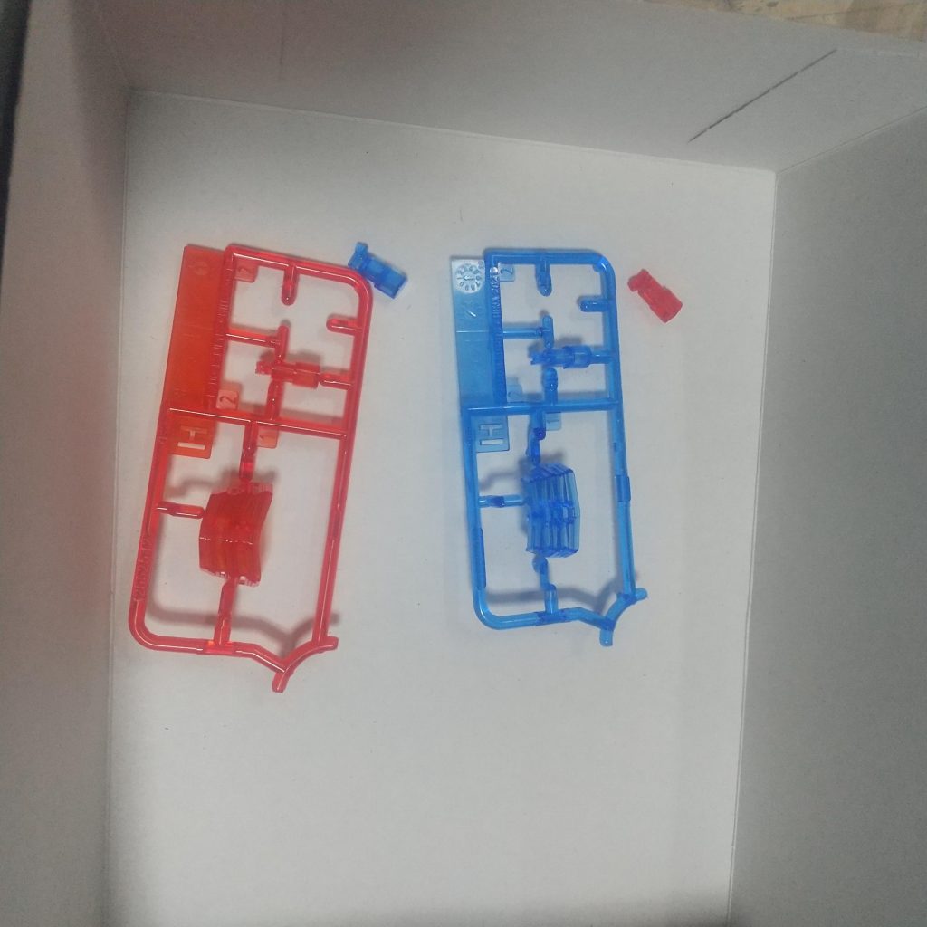 膝のパトランプですが、赤青色分けするためにせっかくのクリアーパーツの上からシールを貼ってしまう仕様です。でも、サージェント隊長と隊員を一緒に買えば膝のパトランプをトレードしてシール無しのクリアーパーツで組めると発見！宇宙刑事用に3体と、普通のサージェント隊長用に1体の合計4体購入。隊長も隊員も、エディオンで一体350円の投げ売りしてたから息子と一緒に購入😁顔がサージェント隊長（三段）と隊員（二段）で完成形の形が違うけど、パーツは同じという驚き✨