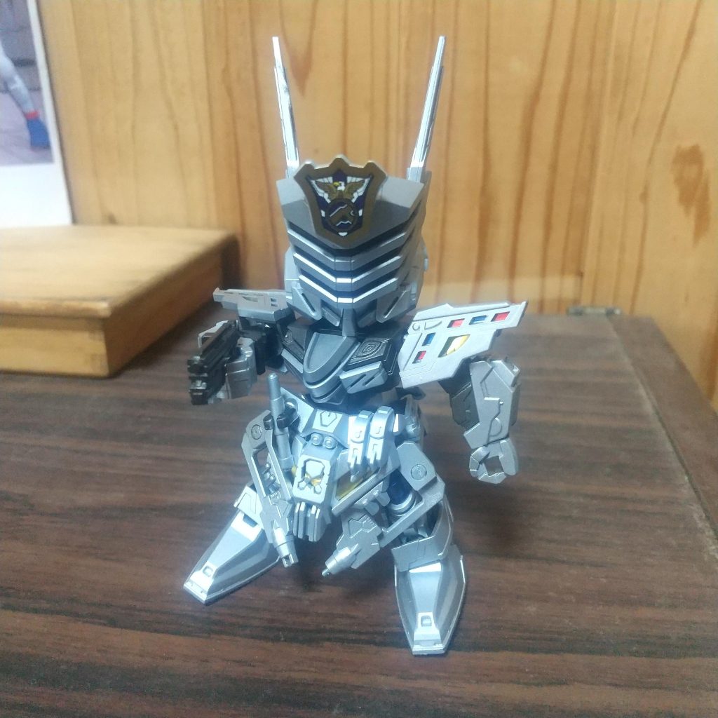 全てパーツごとにエアブラシで塗っただけで、肩や胸のキラキラ、おでこのエンブレムはシールで賄いました。